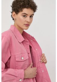 GESTUZ - Gestuz kurtka jeansowa damska kolor różowy przejściowa oversize. Kolor: różowy. Materiał: jeans #4