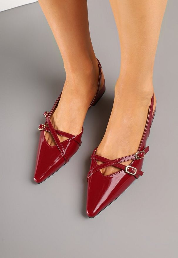 Renee - Bordowo-Czerwone Sandały Slingback z Ozdobnymi Paskami ze Sprzączkami Teniora. Okazja: na spotkanie biznesowe, na co dzień. Zapięcie: pasek. Kolor: czerwony. Styl: biznesowy, klasyczny, casual