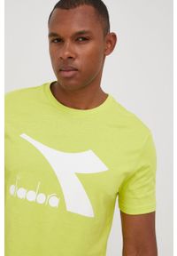 Diadora t-shirt bawełniany kolor zielony z nadrukiem. Kolor: zielony. Materiał: bawełna. Wzór: nadruk