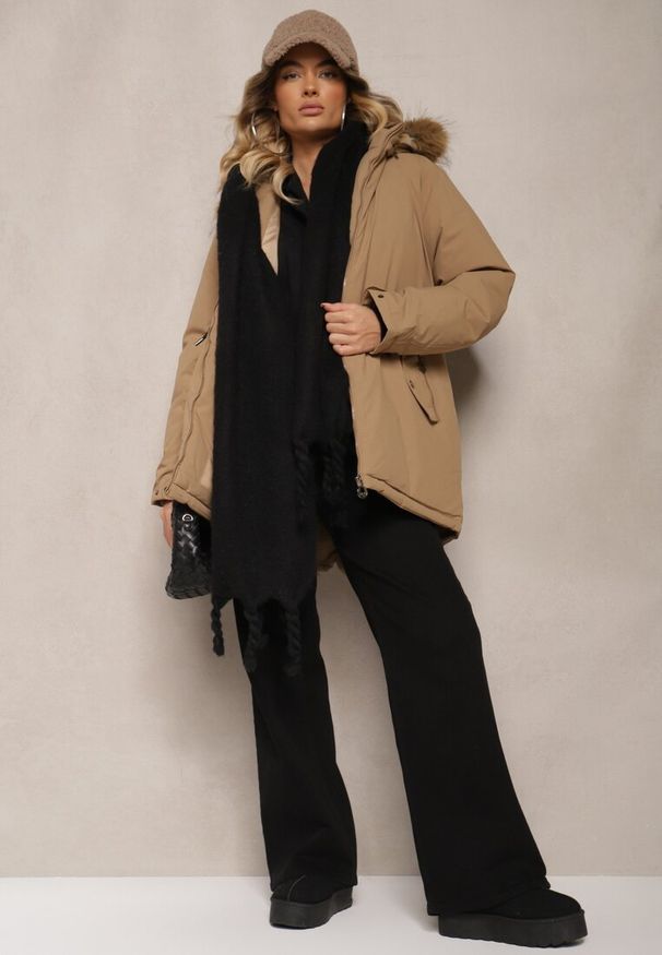 Renee - Ciemnobeżowa Kurtka w Stylu Parka ze Ściągaczami w Talii i Odpinanym Kapturem z Futerkiem Fezirra. Okazja: na co dzień. Kolor: beżowy. Materiał: futro. Styl: sportowy, elegancki, casual