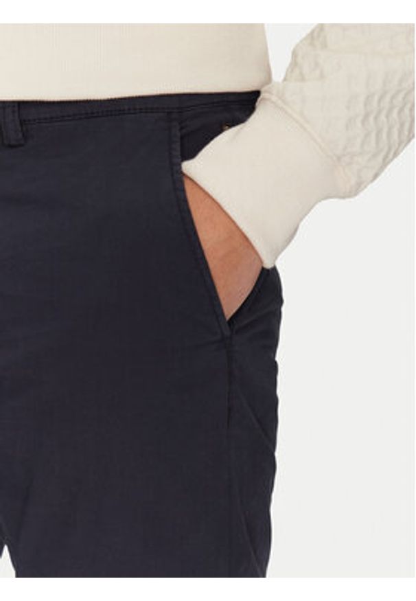 Napapijri Chinosy M-Puyo NP0A4H98 Granatowy Slim Fit. Kolor: niebieski. Materiał: bawełna