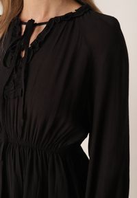 Born2be - Czarna Wiskozowa Sukienka na Lato w Stylu Boho z Falbankami i Wiązaniem Barpea. Okazja: na spacer, na co dzień. Typ kołnierza: kołnierz z falbankami. Kolor: czarny. Materiał: wiskoza. Sezon: lato. Styl: boho #8