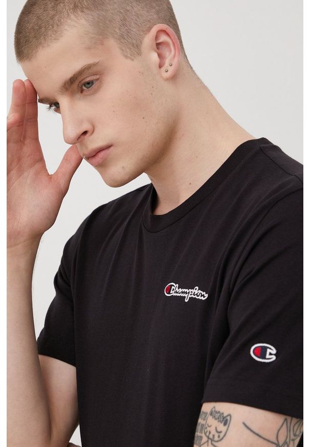 Champion t-shirt bawełniany kolor czarny z aplikacją. Kolor: czarny. Materiał: bawełna. Wzór: aplikacja