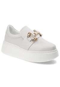 CheBello - Białe Sneakersy Chebello Stylowe Obuwie Damskie Na Platformie. Okazja: na uczelnię. Kolor: biały. Materiał: jeans, materiał. Wzór: aplikacja. Obcas: na platformie