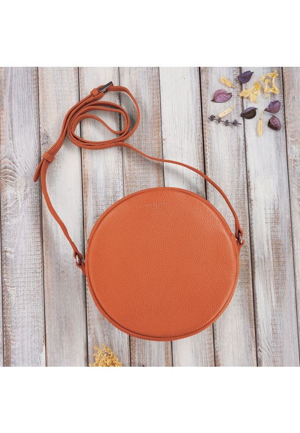 Skórzana listonoszka okrągła PAOLO PERUZZI IN-63-OR pomarańczowa. Kolor: pomarańczowy. Sezon: lato. Materiał: skórzane. Styl: elegancki. Rodzaj torebki: na ramię