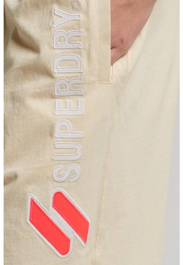 Spodenki turystyczne damskie Superdry Code Applique Boy. Kolor: biały. Materiał: bawełna