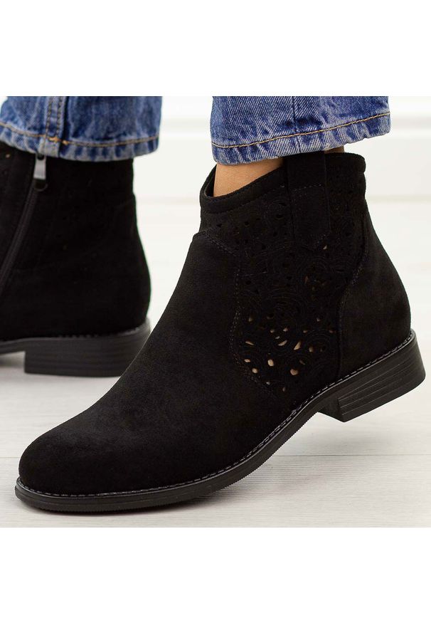 Czarne zamszowe ażurowe botki damskie S.Barski 8019. Okazja: na co dzień. Nosek buta: okrągły. Kolor: czarny. Szerokość cholewki: normalna. Wzór: ażurowy. Materiał: zamsz. Sezon: wiosna, jesień, lato. Obcas: na obcasie. Styl: casual, elegancki, klasyczny. Wysokość obcasa: niski