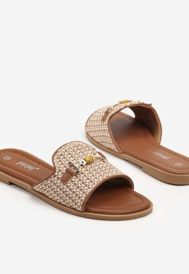 Renee - Brązowe Klapki z Ozdobną Klamrą Zaromia. Okazja: na co dzień. Kolor: brązowy. Wzór: aplikacja. Styl: casual, elegancki