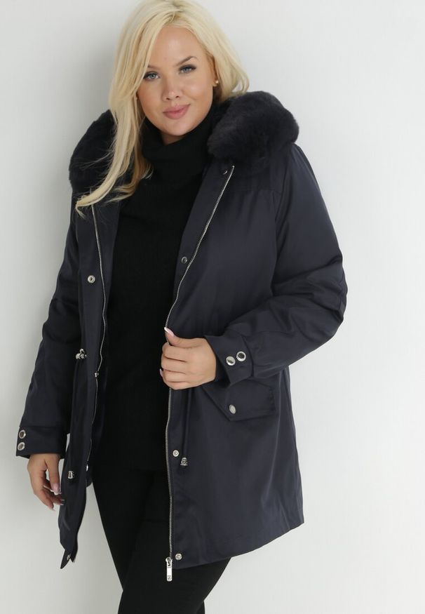 Born2be - Granatowa Kurtka Parka Nylonowa Deseyi. Okazja: na spacer. Kolekcja: plus size. Kolor: niebieski. Materiał: nylon. Sezon: zima. Styl: klasyczny, elegancki
