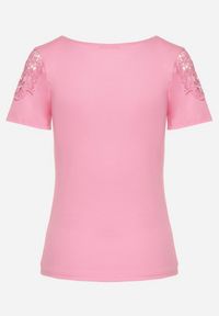 Born2be - Fuksjowy Bawełniany T-shirt z Łańcuszkiem i Koronką Liraveira. Okazja: na co dzień. Typ kołnierza: okrągły. Kolor: różowy. Materiał: bawełna, koronka. Długość rękawa: krótki rękaw. Długość: krótkie. Wzór: koronka. Styl: klasyczny, elegancki, casual