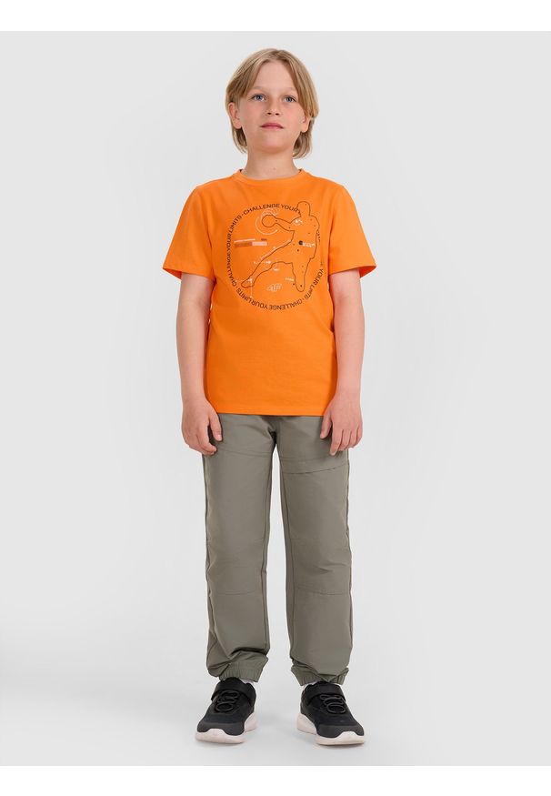4f - 4F T-shirt regular z nadrukiem chłopięcy - pomarańczowy 134 (8-9 lat). Okazja: na co dzień. Kolor: pomarańczowy. Materiał: jersey, materiał, bawełna. Długość rękawa: krótki rękaw. Długość: krótkie. Wzór: nadruk. Sezon: lato. Styl: klasyczny, sportowy, casual