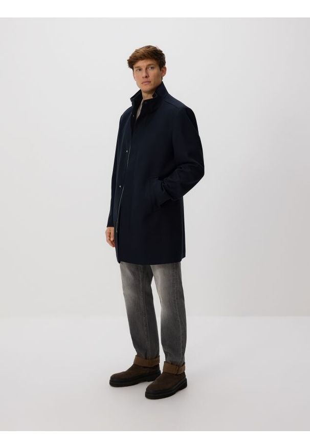 Reserved - Płaszcz ze stójką - granatowy. Typ kołnierza: kołnierzyk stójkowy. Kolor: niebieski. Materiał: tkanina. Wzór: gładki