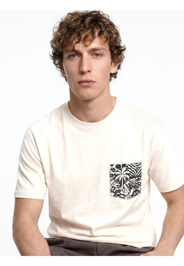 Reserved - T-shirt comfort z kieszonką - złamana biel. Materiał: bawełna, dzianina