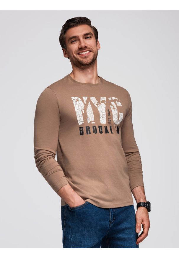 Ombre Clothing - Męski longsleeve z miejskim nadrukiem – jasnobrązowy V1 - Rozmiar: L. Kolor: brązowy. Materiał: jeans, dzianina, jersey, bawełna. Długość rękawa: długi rękaw. Wzór: nadruk