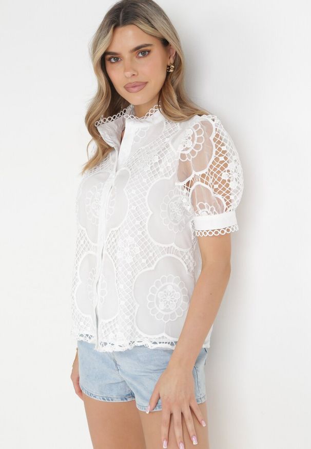 Born2be - Biała Ażurowa Koszula z Krótkim Rękawem Emiliya. Kolor: biały. Długość rękawa: krótki rękaw. Długość: krótkie. Wzór: ażurowy