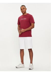 Calvin Klein T-Shirt Degrade Logo K10K112501 Czerwony Regular Fit. Kolor: czerwony. Materiał: bawełna #4
