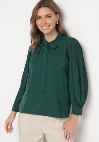 Born2be - Zielona Bluzka z Bufiastymi Rękawami i Wiązaniem przy Szyi Gonithra. Okazja: na co dzień. Kolor: zielony. Materiał: jeans. Styl: klasyczny, casual