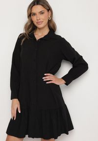 Born2be - Czarna Sukienka z Wiskozą o Koszulowym Kroju z Falbanką Penzedi. Okazja: na co dzień. Typ kołnierza: kołnierzyk klasyczny. Kolor: czarny. Materiał: wiskoza. Długość rękawa: długi rękaw. Typ sukienki: koszulowe. Styl: klasyczny, casual, elegancki #5