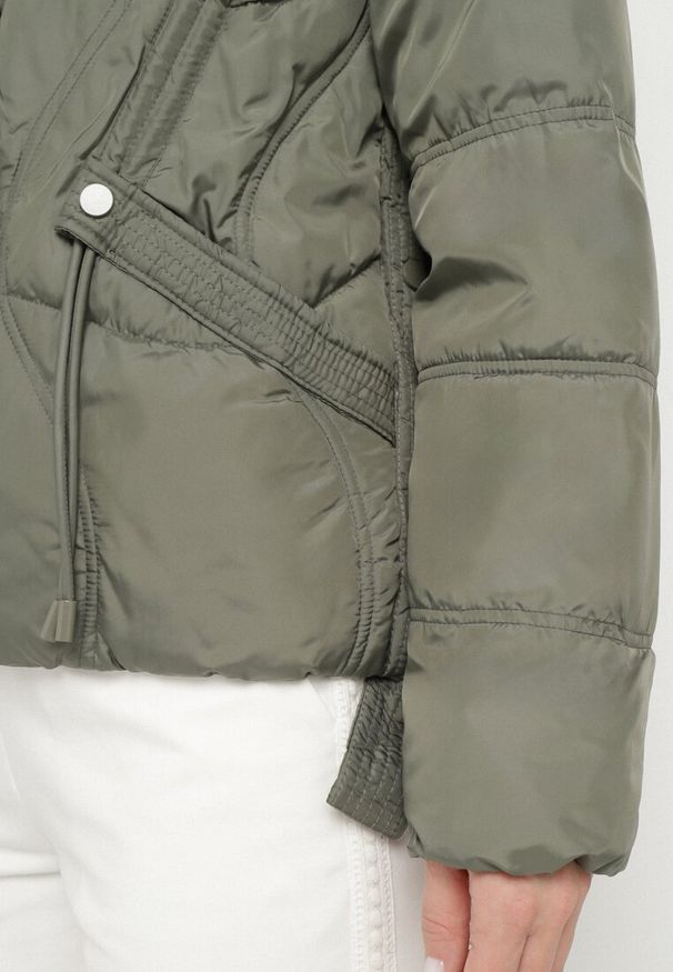 Born2be - Zielona Kurtka z Kapturem Ozdobiona Przeszyciami i Sznurkami Boledia. Okazja: na co dzień. Typ kołnierza: kaptur. Kolor: zielony. Materiał: jeans. Wzór: aplikacja. Styl: casual