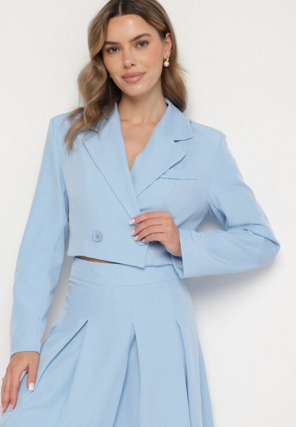Born2be - Niebieska Krótka Marynarka o Dwurzędowym Kroju Redaelia. Okazja: na co dzień. Kolor: niebieski. Materiał: jeans. Długość: krótkie. Styl: klasyczny, elegancki, casual