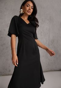 Renee - Czarna Zwiewna Sukienka Wieczorowa VICES z Aplikacją 3D w Kształcie Kwiatu Themira. Typ kołnierza: dekolt w kształcie V. Kolor: czarny. Wzór: aplikacja, kwiaty. Styl: wizytowy #8