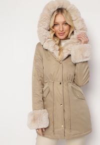 Born2be - Beżowa Kurtka Parka z Futerkiem i Kapturem Aresja. Kolor: beżowy. Materiał: futro. Sezon: zima, jesień