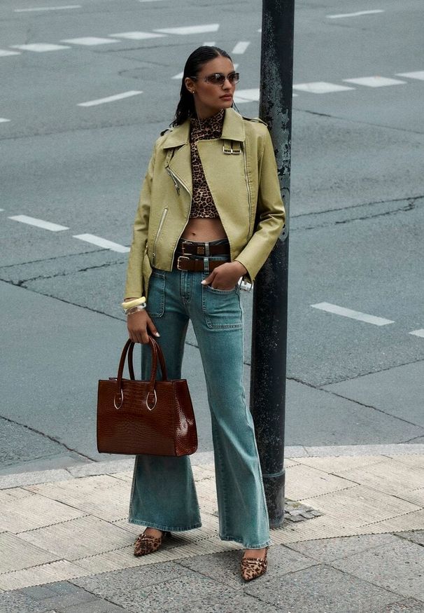 Renee - Jasnoniebieskie Jeansy z Bawełny Dzwony High Waist z Paskiem i Ozdobnymi Kieszeniami Mevalia. Okazja: na co dzień. Stan: podwyższony. Kolor: niebieski. Długość: długie. Styl: retro, elegancki, casual