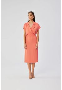 Stylove - Elegancka sukienka z kołnierzem pomarańczowa. Okazja: na co dzień. Kolor: pomarańczowy, różowy, czarny, fioletowy. Materiał: guma, tkanina, elastan. Typ sukienki: kopertowe, proste, ołówkowe. Styl: elegancki. Długość: midi #4