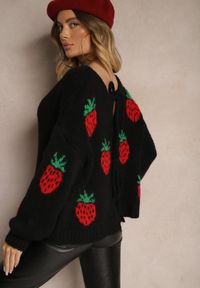 Renee - Czarny Wiązany Kardigan z Wełną i Wiskozą z Ozdobnym Wzorem z Truskawkami Cesirae. Okazja: do pracy, na co dzień. Kolor: czarny. Materiał: wiskoza, wełna. Długość rękawa: długi rękaw. Długość: długie. Styl: casual, elegancki