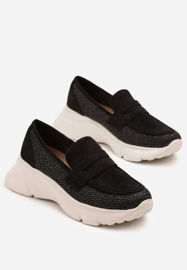 Renee - Czarne Półbuty na Tłoczonej Platformie Eraviella. Okazja: na co dzień. Kolor: czarny. Materiał: jeans. Obcas: na platformie. Styl: elegancki, casual. Wysokość obcasa: średni
