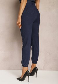 Renee - Granatowe Spodnie Joggery z Ozdobnymi Napami Niamha. Kolor: niebieski. Materiał: jeans #4