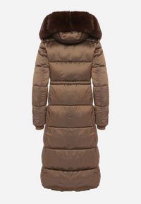 Born2be - Brązowa Długa Kurtka Puchowa z Pikowanymi Przeszyciami i Kapturem z Futrem Zevea. Okazja: na spacer, na co dzień. Kolor: brązowy. Materiał: futro, puch. Długość: długie. Styl: casual, elegancki #4