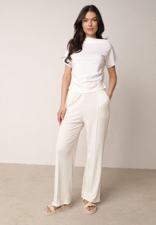 Born2be - Jasnobeżowe Szerokie Spodnie z Prążkowanej Tkaniny z Wysokim Stanem Sarora. Okazja: na co dzień. Stan: podwyższony. Kolor: beżowy. Materiał: tkanina, prążkowany. Wzór: prążki. Styl: casual