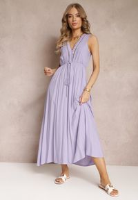 Renee - Fioletowa Rozkloszowana Sukienka Maxi z Gumką w Talii i Ozdobnymi Guzikami z Wiskozy Vianna. Okazja: na co dzień. Kolor: fioletowy. Materiał: wiskoza. Wzór: aplikacja. Styl: casual. Długość: maxi