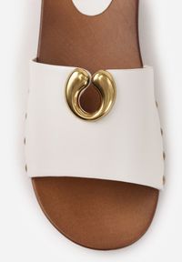 Renee - Białe Klapki Ozdobione Nitami i Metaliczną Aplikacją Doviana. Okazja: na co dzień. Kolor: biały. Wzór: aplikacja. Styl: casual, boho #9