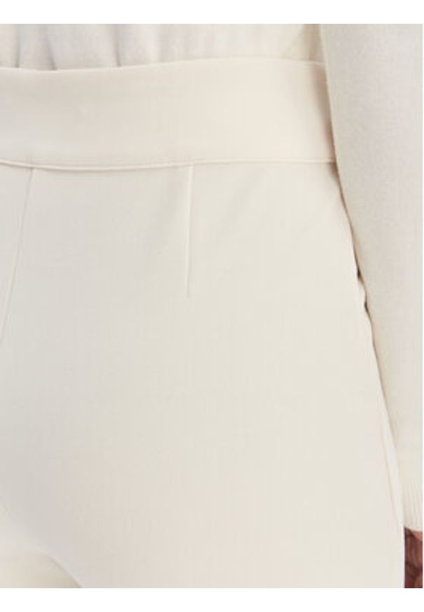 Guess Spodnie materiałowe W4YB01 KCBO2 Beżowy Flare Fit. Kolor: beżowy. Materiał: syntetyk