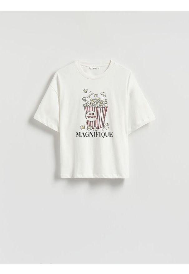 Reserved - T-shirt oversize z nadrukiem - złamana biel. Materiał: dzianina, bawełna. Wzór: nadruk