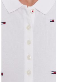 TOMMY HILFIGER - Tommy Hilfiger T-shirt damski kolor biały z kołnierzykiem. Kolor: biały. Materiał: dzianina. Długość: krótkie. Wzór: aplikacja