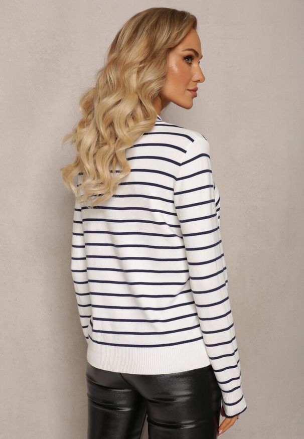 Renee - Biały Sweter Golf w Paski z Ozdobnym Haftem Olylla. Typ kołnierza: golf. Kolor: biały. Materiał: dzianina, tkanina. Długość rękawa: długi rękaw. Długość: długie. Wzór: haft, paski