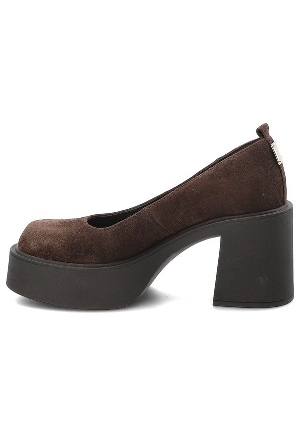 Półbuty damskie Karino, ze skóry naturalnej zamszowej z zabudowanym przodem i gładką cholewką fason wsuwany z zaokrąglonym noskiem, brązowe, 5996/015. Okazja: na spotkanie biznesowe. Kolor: brązowy. Materiał: zamsz, skóra. Szerokość cholewki: normalna. Wzór: gładki. Obcas: na platformie. Styl: biznesowy, retro