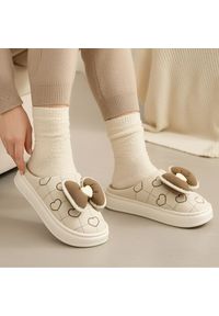 Beżowe Kapcie Filippo Ciepłe Damskie Buty Po Domu. Okazja: do domu. Kolor: beżowy. Materiał: futro. Wzór: aplikacja. Sezon: zima. Styl: elegancki #1