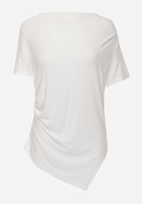 Born2be - Biała Wiskozowa Bluzka Marszczona o Asymetrycznym Kroju z Krótkim Rękawem Menirephis. Okazja: na co dzień. Typ kołnierza: dekolt w łódkę. Kolor: biały. Długość: krótkie. Wzór: gładki. Materiał: wiskoza. Długość rękawa: krótki rękaw. Sezon: lato. Styl: casual, klasyczny #6