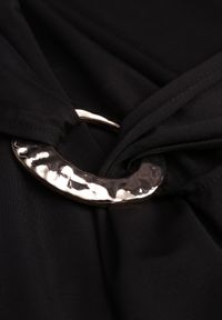 Born2be - Czarna Wizytowa Sukienka Taliowana z Metaliczną Ozdobą Aroos. Okazja: na co dzień. Kolor: czarny. Wzór: aplikacja. Typ sukienki: proste. Styl: wizytowy #2