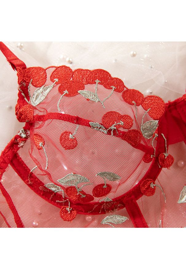 Intica - Komplet bielizny z haftem i koronkowym wykończeniem Josphine. Kolor: czerwony. Materiał: koronka. Wzór: haft