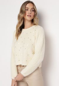 Born2be - Beżowy Sweter z Dłuższym Włosiem i Kryształkami Hennilla. Kolekcja: plus size. Kolor: beżowy. Materiał: dzianina. Długość rękawa: długi rękaw. Długość: długie #4