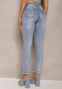 Renee - Niebieskie Skinny Jeansy z Wystrzępionymi Nogawkami Wykończone Przetarciami i Dziurami Hilliana. Kolor: niebieski. Wzór: kropki. Styl: klasyczny, elegancki #3