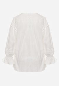 Born2be - Biała Bawełniana Bluzka w Romantycznym Stylu z Falbankami i Wiązaniem Cezarina. Okazja: na co dzień, na spotkanie biznesowe, do pracy. Typ kołnierza: kołnierz z falbankami. Kolor: biały. Materiał: bawełna. Styl: casual, biznesowy, elegancki #8