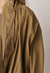 Born2be - Zielona Przejściowa Kurtka Bombka Oversize z Bawełny i Wiskozy Effinue. Okazja: na spacer, na co dzień. Kolor: zielony. Materiał: wiskoza, bawełna. Styl: casual #6