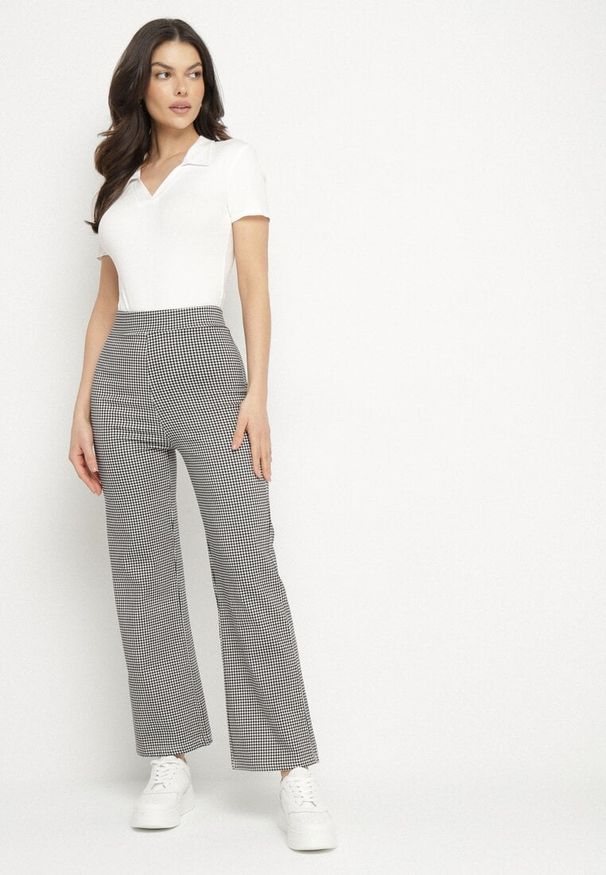 Born2be - Czarno-Białe Szerokie Spodnie z Bawełną i Wysokim Stanem w Kratę Alisottia. Okazja: na co dzień. Stan: podwyższony. Kolor: czarny. Materiał: bawełna. Styl: sportowy, casual, elegancki