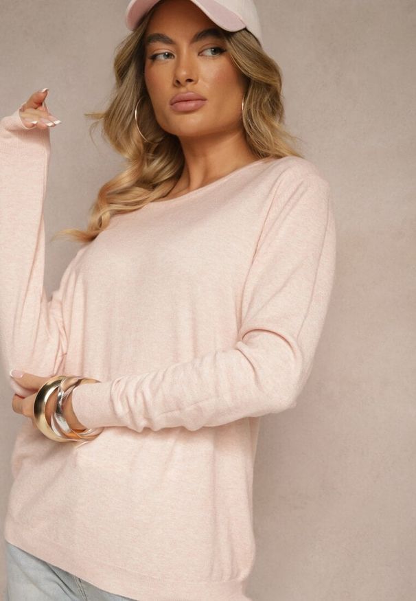 Renee - Jasnoróżowy Sweter z Dodatkiem Kaszmiru Ozdobiony Ściągaczami Sanadora. Okazja: na co dzień. Kolor: różowy. Materiał: kaszmir. Wzór: aplikacja. Styl: klasyczny, elegancki, casual